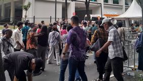 Suasana di kawasan Gelora Bung Karno (GBK), tepatnya di Indonesia Arena yang menjadi lokasi perayaan natal nasional sore ini, sudah ramai dipadati jemaat.
