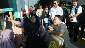 Wamenkomdigi Angga Prabowo disambut antusias para warga yang hendak bepergian di momen Natal 2024 dan Tahun Baru 2025 saat meninjau jaringan sinyal melalui Mobil dan Stand Monitoring Spectrum Frekuensi Radio di Stasiun Pasar Senen, Jakarta, Jumat (27