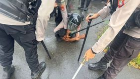 Tim Patroli Perintis Presisi (TP3) Satuan Samapta Polres Metro Jakarta Barat berhasil menangkap seorang pria bersenjata yang menghentikan bus Transjakarta di Jalan Daan Mogot Raya, Jembatan Gantung, Cengkareng, pada hari Senin.