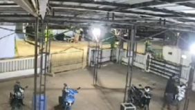 Aksi pelaku terekam kamera cctv masjid di Bekasi. Pelaku dengan santainya mengambil motor milik jemaah.