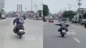 Sebuah video yang memperlihatkan seorang wanita melakukan aksi freestyle di jalan raya menjadi viral di media sosial.