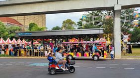 Pada Selasa sore, ribuan pengunjung mulai berdatangan ke Taman Mini Indonesia Indah (TMII) di Cipayung, Jakarta Timur, untuk merayakan malam pergantian Tahun Baru 2025.