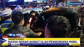 Mobil Yang Melarikan Diri Usai Menabrak Dua Pengendara Sepeda Motor Di Dua Lokasi Berbeda Menjadi Sasaran Amukan Massa.
