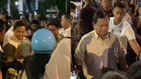 Presiden Prabowo Subianto menyambangi warga yang sedang merayakan malam pergantian tahun di area Bundaran Hotel Indonesia (HI), Jakarta Pusat. 
