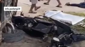 Pemilik mobil berwarna putih tersebut dalam pengaruh minuman beralkohol. Mereka diamankan pihak berwajib.
