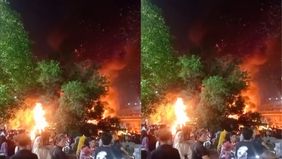 Kebakaran yang terjadi di Kantor Lurah Rawa Badak Utara dan beberapa rumah semi permanen di wilayah Cilincing, Jakarta Utara, pada Rabu, 1 Januari 2024 dini hari, diduga disebabkan oleh ledakan petasan.
