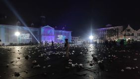 Sampah yang berserakan masih menjadi masalah bagi masyarakat dan pengelola kawasan wisata Kota Tua, Jakarta Barat, setelah perayaan malam tahun baru.