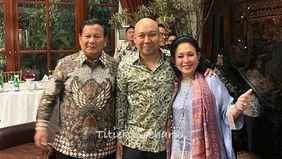 Mantan istri Presiden Prabowo Subianto, Titiek Soeharto terlihat membagikan unggahan terbaru di momen perayaan tahun baru 2025.