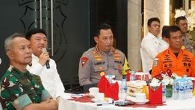  Pemantauan ini bertujuan memastikan pergantian tahun baru berjalan dengan lancar dan aman, bertempat di Gedung Promoter Polda Metro Jaya, Jakarta Selatan, Selasa (31/12/2024).