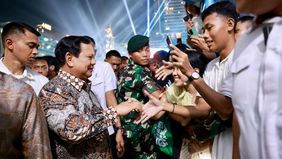 Presiden RI Prabowo Subianto disambut lautan manusia yang merayakan momen pergantian tahun baru di Bundaran HI, Jakarta Pusat, pada Selasa (31/12) malam.
