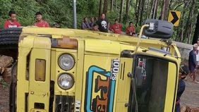 Polisi evakuasi Truk bermuatan kayu yang terguling di Jalur Tunggangan, Desa Ngelo, Kecamatan Jatiroto, Kabupaten Wonogiri, Selasa, 31 Desember 2024. Insiden di hutan Tunggangan sering terjadi, mulai dari sopir tersesat, hingga alami kecelakaan.