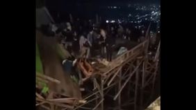 Sejumlah orang luka-luka akibat kejadian ini. Warga pun membantu korban yang jatuh. Sebelumnya [pengunjung sudah diingatkan.