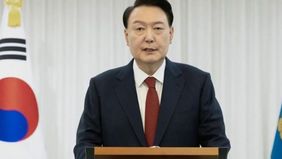 Pada Rabu, 1 Januari 2025, mantan Presiden Korea Selatan yang baru-baru ini dimakzulkan, Yoon Suk Yeol, menyatakan bahwa ia akan "terus berjuang sampai akhir demi menjaga negara" dalam sebuah pesan yang ia kirimkan kepada para pendukungnya.