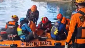 Dua orang ditemukan tewas tenggelam di kali depan bekas Hotel Alexis, Ancol, Jakarta Utara, pada Rabu (1/1). Mereka diduga melompat ke kali untuk melarikan diri dari serangan orang tak dikenal yang menggunakan senjata tajam.