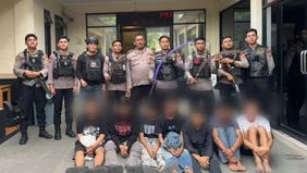 Polisi menangkap tujuh remaja yang membawa senjata tajam di Jalan Pelita, Cengkareng, Jakarta Barat, Rabu, usai perayaan Tahun Baru. Para remaja tersebut diduga hendak terlibat dalam aksi tawuran.