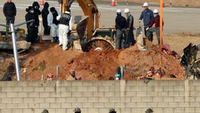 Seorang pilot yang memiliki pengalaman tujuh tahun di Bandara Internasional Muan menyatakan bahwa dia tidak pernah diberitahu mengenai keberadaan gundukan beton yang berfungsi sebagai tempat untuk localizer (sistem pendaratan instrumen) di landasan p