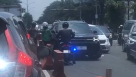 Sebuah kejadian memicu perdebatan panas di media sosial setelah video pengendara motor yang melawan arah di Bandung, Jawa Barat, menjadi viral.