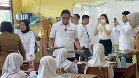 Kepala Kantor Komunikasi Kepresidenan, Hasan Nasbi, mengungkapkan bahwa dapur umum atau Satuan Pelayanan Pemenuhan Gizi (SPPG) yang menyelenggarakan program Makan Bergizi Gratis telah mengimplementasikan prosedur operasional standar (SOP) yang sangat