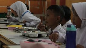 Pemerintah Provinsi Jawa Timur mengalokasikan anggaran sebesar Rp800 miliar untuk mendukung Program Makan Bergizi Gratis (MBG), yang saat ini disimpan sebagai dana cadangan sambil menunggu pedoman teknis dari pemerintah pusat.