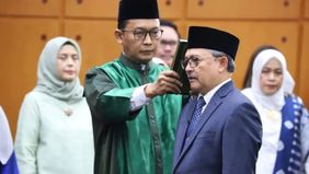 E. Aminudin Aziz telah resmi dilantik sebagai Kepala Perpustakaan Nasional (Perpusnas) RI oleh Menteri Pendidikan Dasar dan Menengah (Mendikdasmen), Abdul Mu'ti, pada acara yang berlangsung di Graha Utama, Gedung A Lantai 3 Kemendikdasmen, Jakarta.