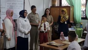 Ana Yohana, seorang wali murid dari sebuah sekolah dasar di Jakarta Barat, menyampaikan rasa syukurnya atas pelaksanaan program Makan Bergizi Gratis (MBG) yang perdana berlangsung pada Senin, 6 Januari 2025.