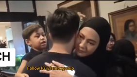 Paula Verhoeven tampak sangat berduka ketika hadir di rumah duka almarhum ayah Baim Wong, Johnny Wong. Kehadirannya menjadi wujud penghormatan terakhir kepada pria yang ia sebut sebagai sosok papa mertua yang luar biasa baik.