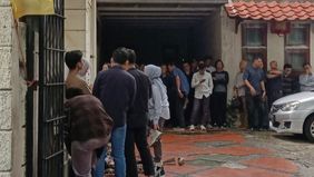 Suasana rumah duka ayah Baim Wong, di kawasan Gondangdia Jakarta Pusat. Baim Wong terlihat melayat.