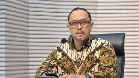 Penyidik Komisi Pemberantasan Korupsi (KPK) melakukan pemanggilan terhadap staf administrasi DPR Mohammed Mu'min terkait dugaan korupsi dalam penyaluran dana tanggung jawab sosial perusahaan atau Corporate Social Responsibility (CSR) Bank Indonesia.