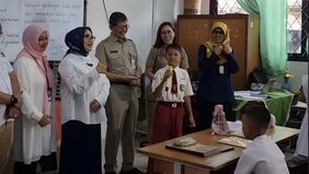 Presiden RI Prabowo Subianto menerima pantun dari seorang siswa SDN Susukan 01 saat kegiatan pembagian Makan Bergizi Gratis di sekolah tersebut pada Selasa, 7 Januari 2025.