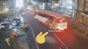 Kecelakaan melibatkan sebuah bus pariwisata yang diduga mengalami rem blong, hingga menyebabkan kendaraan tersebut menabrak beberapa mobil dan sepeda motor di sekitarnya.