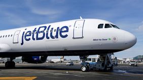 Dua orang ditemukan meninggal di kompartemen roda pendaratan pesawat JetBlue dari Kota New York setelah pesawat tersebut mendarat di Bandara Internasional Fort Lauderdale-Hollywood, demikian disampaikan oleh maskapai tersebut pada hari Selasa.

