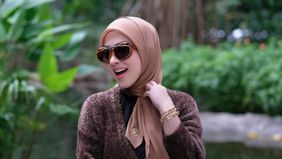 Penyanyi Syahrini terlihat memakai skincare dengan harga yang fantastis setara 3 unit motor.