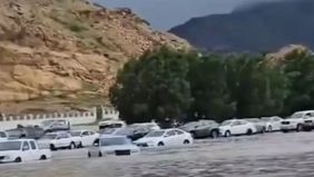 Arab Saudi sedang menghadapi bencana banjir besar yang terjadi pada Selasa, 7 Januari 2025. Badai hujan deras melanda beberapa wilayah utama, termasuk kota-kota suci seperti Mekkah, Madinah, dan Jeddah, mengubah jalan-jalan menjadi sungai deras yang 