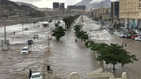 Mobil-mobil terseret oleh arus banjir, bus-bus terjebak di tengah jalan, dan orang-orang dievakuasi dari berbagai sudut. Inilah kondisi terkini kota suci Mekkah, di mana wilayah sekitarnya, termasuk Jeddah, kini dipenuhi air akibat hujan deras.