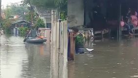 Air setinggi hampir 1 meter saat banjir melanda beberapa titik wilayah di Cilegon.