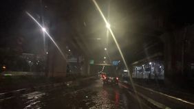 Satu kawasan pemukiman di salah satu rukun tetangga (RT) di Kelurahan Sukabumi Selatan, Jakarta Barat, serta beberapa ruas jalan terendam banjir pada Kamis dini hari.