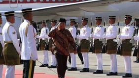 Presiden Republik Indonesia, Prabowo Subianto, tiba di Bunga Raya Complex, Bandara Internasional Kuala Lumpur, Malaysia, kunjungan ini dilakukan dalam rangka agenda pribadi serta santap siang bersama Perdana Menteri Malaysia, Anwar Ibrahim.