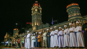 Malam Lailatul Qadar, yang dikenal sebagai malam seribu bulan, adalah malam yang penuh dengan keberkahan. Pada malam ini, umat Islam dianjurkan untuk memperbanyak ibadah, termasuk melaksanakan sholat malam.