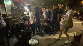 Seorang pengemudi mobil yang dikenal dengan inisial W menabrak tiga sepeda motor, sebuah gerobak sate, dan sebuah warung kelontong, yang menyebabkan satu orang terluka di Jalan Patal Senayan III, Kebayoran Lama, Jakarta Selatan.