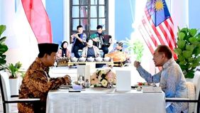 Presiden RI Prabowo Subianto dijamu untuk santap siang oleh Perdana Menteri (PM) Malaysia Anwar Ibrahim di Rumah Tangsi, sebuah restoran yang terletak di bangunan bersejarah di Kuala Lumpur, dalam rangka kunjungan pribadi Prabowo ke Malaysia pada Kam