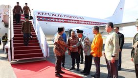 Presiden Republik Indonesia, Prabowo Subianto, tiba di Bunga Raya Complex, Bandara Internasional Kuala Lumpur, Malaysia pada Kamis, 9 Januari 2025. Kedatangannya disambut oleh sejumlah pejabat tinggi Malaysia dan pasukan kehormatan.