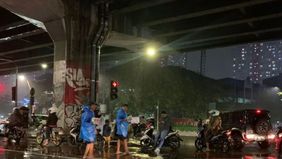 Hujan deras dengan intensitas tinggi yang mengguyur wilayah Jakarta sejak Rabu 8 Januari 2025 malam, mengakibatkan sejumlah ruas jalan terendam banjir. Hingga Kamis pagi, dua ruas jalan di Jakarta Barat masih terendam dengan ketinggian air mencapai 3