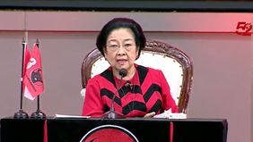 Ketua Umum PDIP Megawati Soekarnoputri, menceritakan bahwa dirinya memiliki tiga gelar profesor dan akan menerima kembali gelar Honoris Causa.