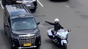 Baru-baru ini, jagat maya dihebohkan dengan video viral di media sosial yang memperlihatkan aksi seorang petugas patwal (patroli pengawalan) yang mengawal mobil berplat nomor RI 36 di tengah kemacetan di Jalan Jenderal Sudirman, Jakarta.