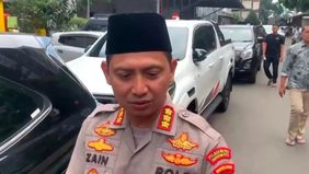 Polisi masih memburu pelaku pencabulan berinisial W (40), yang diketahui sebagai seorang guru mengaji di kawasan Sudimara Selatan, Ciledug, Kota Tangerang, Banten.