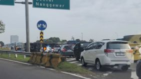 Terlihat truk galon itu ringsek terbalik melintang di bahu jalan. Di sisi lain mobil minibus silver ringsek bagian depan dan kiri. Kejadian tersebut membuat tersendat arus lalin tol Jagorawi dari arah Bogor menuju Sentul.