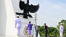 Perdana Menteri (PM) Jepang Ishiba Shigeru bersama istri, Ibu Ishiba Yoshiko, melakukan kunjungan kehormatan ke Taman Makam Pahlawan Nasional (TMPN) Utama Kalibata, Jakarta, pada Sabtu, 11 Januari 2025.