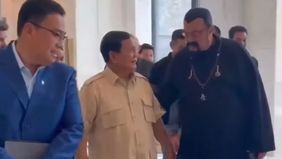 Presiden RI Prabowo Subianto terlihat akrab saat bertemu dengan aktor laga senior Hollywood Steven Seagel saat berada di Indonesia.