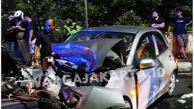 Mobil Honda Brio dengan nopol B 2019 BZY tampak ringsek parah sesuai terlibat adu banteng dengan kendaraan mewah Mercedes dengan nomor polisi B 123 WWW.