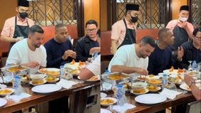 Momen spesial terjadi di Jakarta ketika Patrick Kluivert, pelatih baru Timnas Indonesia, menikmati makan malam di restoran Padang yaitu Sari Ratu di Plaza Indonesia. Kluivert tampak begitu antusias dan menikmati hidangan dengan lahap.